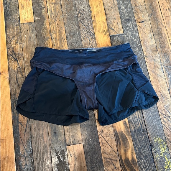 Lululemon shorts. Size 6. - Picture 5 of 6